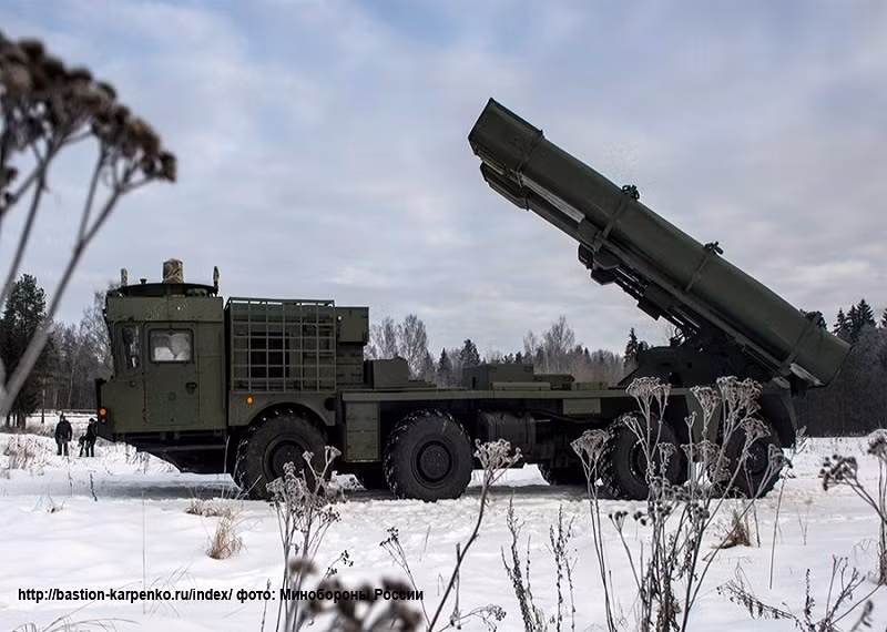 Pháo phản lực Tornado-S sử dụng đạn rocket 300mm tương tự như BM-30, nhưng được bổ sung một số chủng đạn mới tích hợp công nghệ dẫn đường tham chiếu hệ thống định vị toàn cầu GLONASS cho độ chính xác rất cao và tầm bắn kéo dài lên 120 km. Nguồn ảnh: nevskii-bastion.ru
