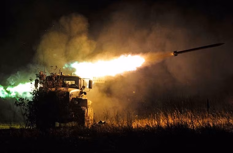 Tornado-G đã bổ sung hệ thống điều khiển hỏa lực tiên tiến với máy tính đạn đạo, cho phép nhanh chóng lấy phần tử bắn, tự động thực hiện thao tác triển khai và thu hồi nhanh. Tầm bắn của Tornado-G được ước tính sẽ tương tự như BM-21 tối đa khoảng 40km. Nguồn ảnh: Military Today