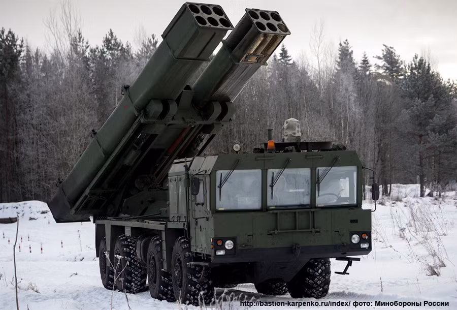 Trong đó Tornado-S được đánh giá là tổ hợp pháo phản lực mạnh nhất mà Quân đội Nga từng trang bị trong nhiều năm trở lại gần đây, đây là biến thể cải tiến từ tổ hợp pháo phản lực BM-30 Smerch có từ thời Liên Xô. Nguồn ảnh: nevskii-bastion.ru