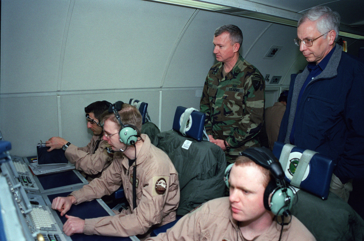 Nhưng luật pháp Mỹ có những ngoại lệ lớn, đáng chú ý cho các hoạt động quân sự và tình báo, an ninh quốc gia và các trường hợp khẩn cấp liên quan đến sự an toàn của tính mạng con người hoặc bảo vệ tài sản. 'Ông Trump và Bộ Quốc phòng có thẩm quyền rộng rãi để tiếp tục điều hành mọi hoạt động quân sự họ thấy cần thiết.