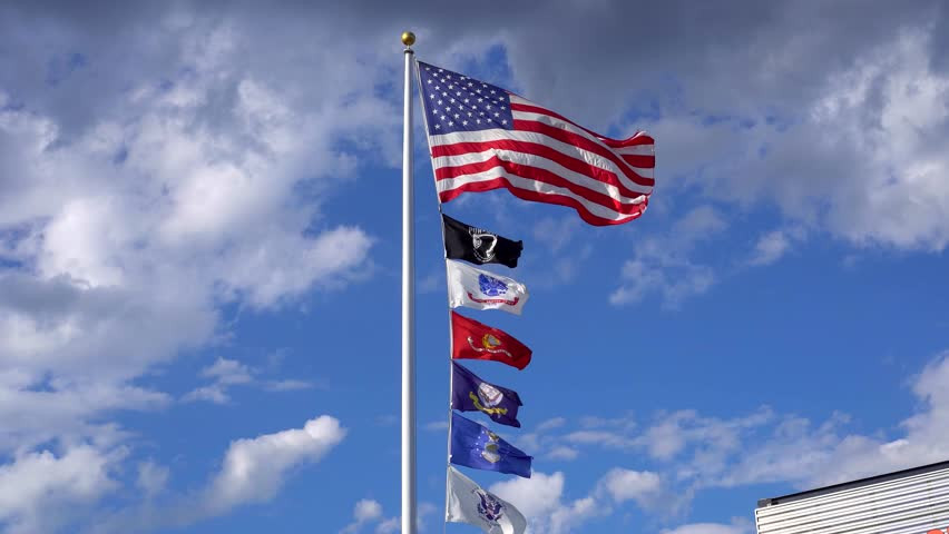 Hệ thống quyền lực tại Mỹ chia thành chính phủ liên bang và chính quyền của 50 tiểu bang. Mỗi bang có chính quyền gần như tương tự một quốc gia độc lập với cơ quan lập pháp, cơ quan hành pháp, cơ quan tư pháp và ngân sách riêng. Do vậy, dẫu chính phủ liên bang bị đóng cửa, chính quyền các tiểu bang vẫn tiếp tục hoạt động, duy trì trật tự và luật pháp tại cả 50 bang như thường lệ.