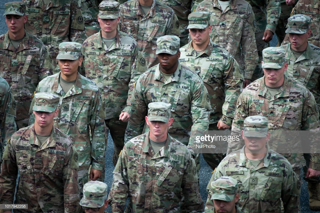 Trong tình trạng này, các nhân sự quân đội đang hoạt động là đối tượng được miễn trừ không phải nghỉ việc tạm thời. Quốc hội Mỹ từng phải thông qua một luật riêng để đảm bảo các nhân sự quân đội được trả lương trong các dịp đóng cửa, nếu không họ sẽ bị chậm lương khi đóng cửa kéo dài qua thời điểm thanh toán.