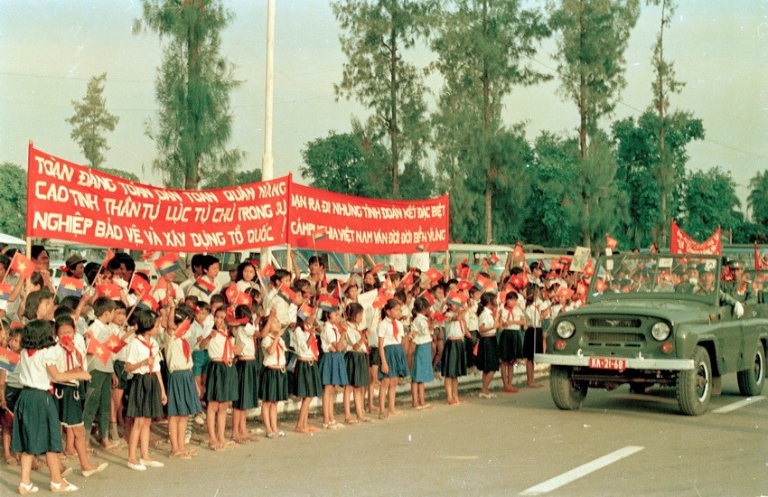 Tiễn quân tình nguyện Việt Nam ở Phnom Penh, ngày 25/9/1989. (Ảnh: Kim Hùng/TTXVN)