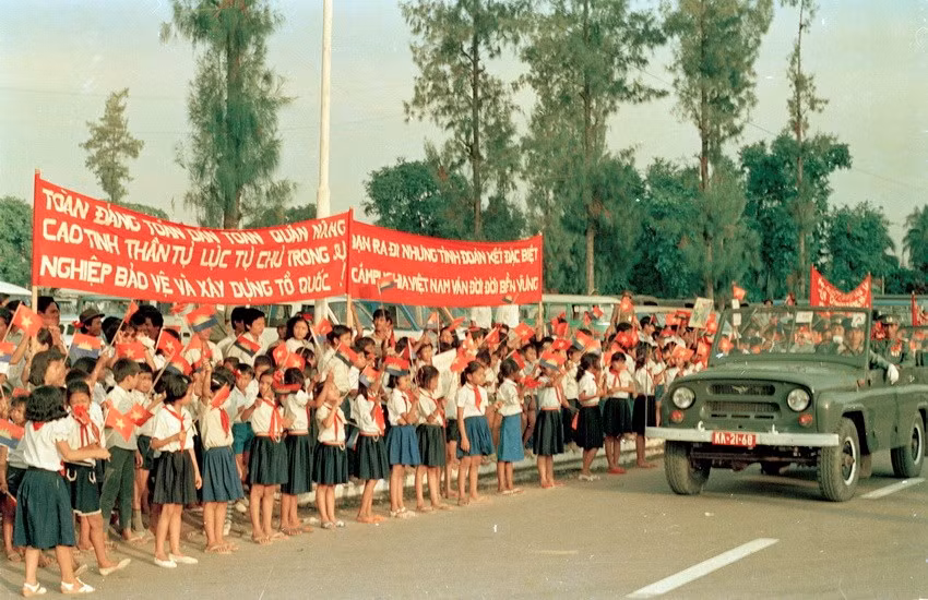 Tiễn quân tình nguyện Việt Nam ở Phnom Penh, ngày 25/9/1989. (Ảnh: Kim Hùng/TTXVN)