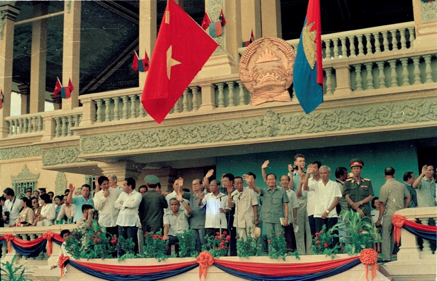 Tiễn quân tình nguyện Việt Nam ở Phnom Penh, ngày 25/9/1989. (Ảnh: Kim Hùng/TTXVN)