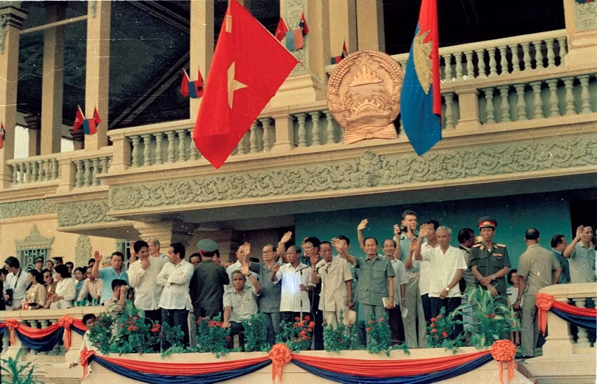Tiễn quân tình nguyện Việt Nam ở Phnom Penh, ngày 25/9/1989. (Ảnh: Kim Hùng/TTXVN)