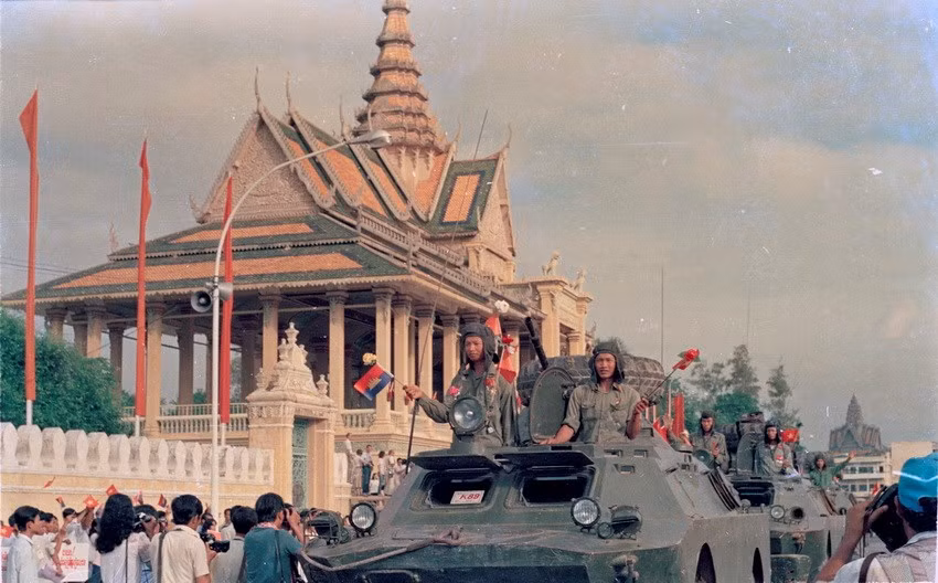 Tiễn quân tình nguyện Việt Nam ở Phnom Penh, ngày 25/9/1989. (Ảnh: Kim Hùng/TTXVN)