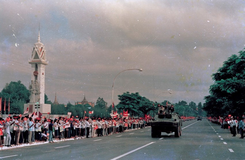 Tiễn quân tình nguyện Việt Nam ở Phnom Penh, ngày 25/9/1989. (Ảnh: Kim Hùng/TTXVN)