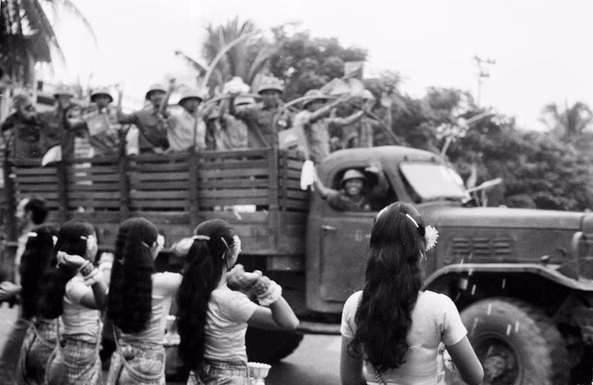 Giữa tháng 6/1984, hàng vạn người dân Phnom Penh đứng dọc hai bên đường tiễn quân tình nguyện Việt Nam hoàn thành nghĩa vụ quốc tế trở về nước. (Nguồn: TTXVN)
