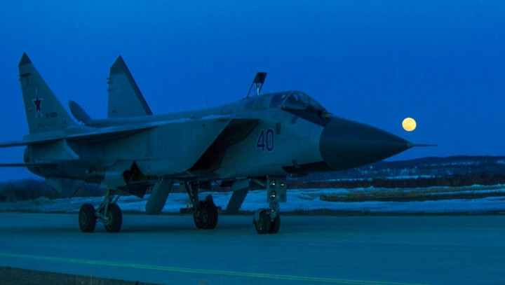 Nga cũng đã thử thành công tên lửa Kh-47M2, hoặc Kinzhal, tên lửa siêu thanh từ MiG-31BM hồi tháng 3 và hiện đang lắp tên lửa cho biến thể MiG-31K. Moscow tuyên bố rằng Kinzhal có thể đạt tốc độ lên tới Mach 10, có tầm bắn 1.200 dặm và về cơ bản không thể phát hiện bởi các hệ thống tên lửa phòng không hiện đại. (Ảnh Bộ Quốc phòng Nga).