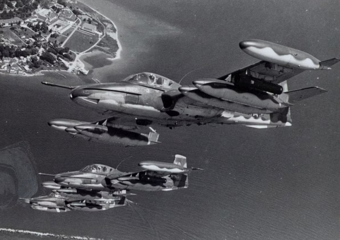 Và trong lần xuất kích này những chiếc cường kích A-37 của Trung đoàn Không quân 937 đã làm tốt nhiệm vụ của mình khi nhanh chóng tiêu diệt các cụm hỏa lực phòng ngự quan trọng của địch tại Kong Pong Xom, tạo điều kiện thuận lợi cho Hải quân Đánh bộ và cả bộ binh tiến công vào làm chủ bến cảng và trung tâm thị xã. Nguồn ảnh: Getty Images