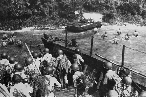 Ở mũi tấn công còn lại Lữ đoàn Hải quân 126 đổ bộ vào cảng Kông Pông Xom đúng lúc thủy triều xuống, xe tăng, xe lội nước và hải quân đánh bộ không phối hợp được với nhau. Ở trên cảng, Khmer Đỏ tổ chức phòng thủ chống cự quyết liệt với hỏa lực mạnh khiến quân ta không thể tiến vào sâu hơn trong bến cảng. Nguồn ảnh: Tư liệu Bảo tàng.