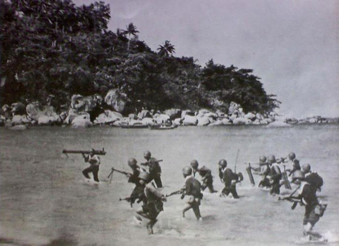 Theo kế hoạch tác chiến, lực lượng không mà cụ thể ở đây là Trung đoàn Không quân 937 có nhiệm vụ ném bom tiêu diệt tàu chiến Khmer Đỏ trên biển quanh hải cảng, các đảo để dọn bãi, tạo điều kiện cho Hải quân đổ bộ đánh chiếm các mục tiêu xung quanh cảng và thị xã Kong Pong Xom. Nguồn ảnh: Tư liệu Bảo tàng.