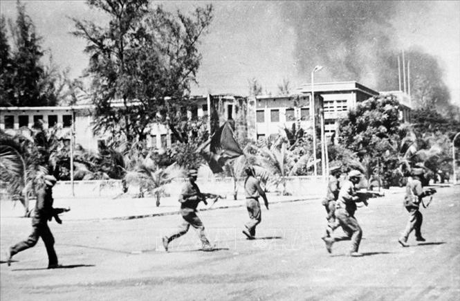 Cũng vào ngày 7/1/1979, thủ đô Phnom Penh cũng được quân đội ta cùng lực lượng vũ trang cách mạng Campuchia giải phóng, hoàn toàn làm chủ thế trận trên chiến trường Tây Nam. Chiến thắng này cũng buộc tàn quân Khmer Đỏ vào tháo chạy về phía tây tới sát biên giới với Thái Lan. Nguồn ảnh: Bảo tàng Quân đoàn 4