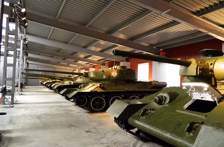 Điều nay cho thấy T-34 của Lào đối với người Nga mà nói còn giá trị hơn hơn cả những chiếc xe tăng T-72 mà nước này đang bỏ không. Giá trị của những chiếc T-34 được bán trên thị trường hiện tại rơi vào khoảng 80.000 USD cho đến 200.000 USD tùy thuộc vào tình trạng của xe. Nguồn ảnh: fototerra.ru.