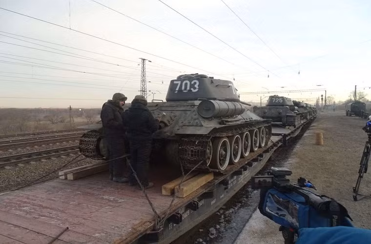 Được biết sau khi đến Vladivostok cả 30 chiếc T-34 này sẽ lên đường đến thành phố Naro-Fominsk cách đó hơn 9.200km gần thủ đô Moscow. Cũng từ đây những chiếc T-34 sẽ được phân bố đi khắp nước Nga đến các viện bảo tàng, các đơn vị tăng thiết giáp phục vụ cho các hoạt động tuyên truyền tinh thần yêu nước trong giới trẻ Nga, tham gia các lễ duyệt binh và cả đóng phim. Nguồn ảnh: yuripasholok.