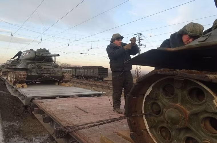 Trên một số diễn đàn quân sự của Nga cũng xuất hiện thông tin những chiếc T-34/85 của Lào không phải do Liên Xô sản xuất mà được Tiệp Khắc chế tạo trong giai đoạn từ năm 1952-1956 theo giấy phép của Moscow. Dù vậy những chiếc T-34 này vẫn có những điểm khác biệt nhất định so với “hàng gốc” của Liên Xô. Nguồn ảnh: yuripasholok.