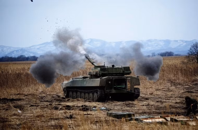 Khung thân MT-LB lắp động cơ diesel YaMZ-238V 240 mã lực cho phép đạt tốc độ tối đa 60km/h. 2S1 có thể lội nước với tốc độ 4,5km/h nhưng nếu thực hiện điều này thì lượng đạn phải giảm xuống còn 30 viên. Nguồn ảnh: RT.