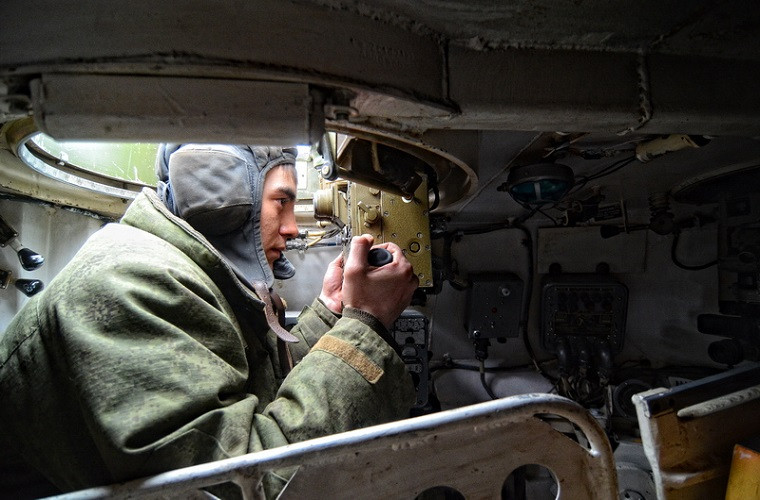 Về thiết kế của 2S1 – tổ hợp pháo này có kíp pháo thủ 4 người, trong đó vị trí của chỉ huy pháo ngồi ở bên trái kế đến là nạp đạn và pháo thủ bên trong tháp pháo, trong khi đó lái xe ngồi riêng ở phía trước. Trong ảnh là vị trí của chỉ huy của một tổ hợp pháo 2S1. Nguồn ảnh: oruzhie.info.