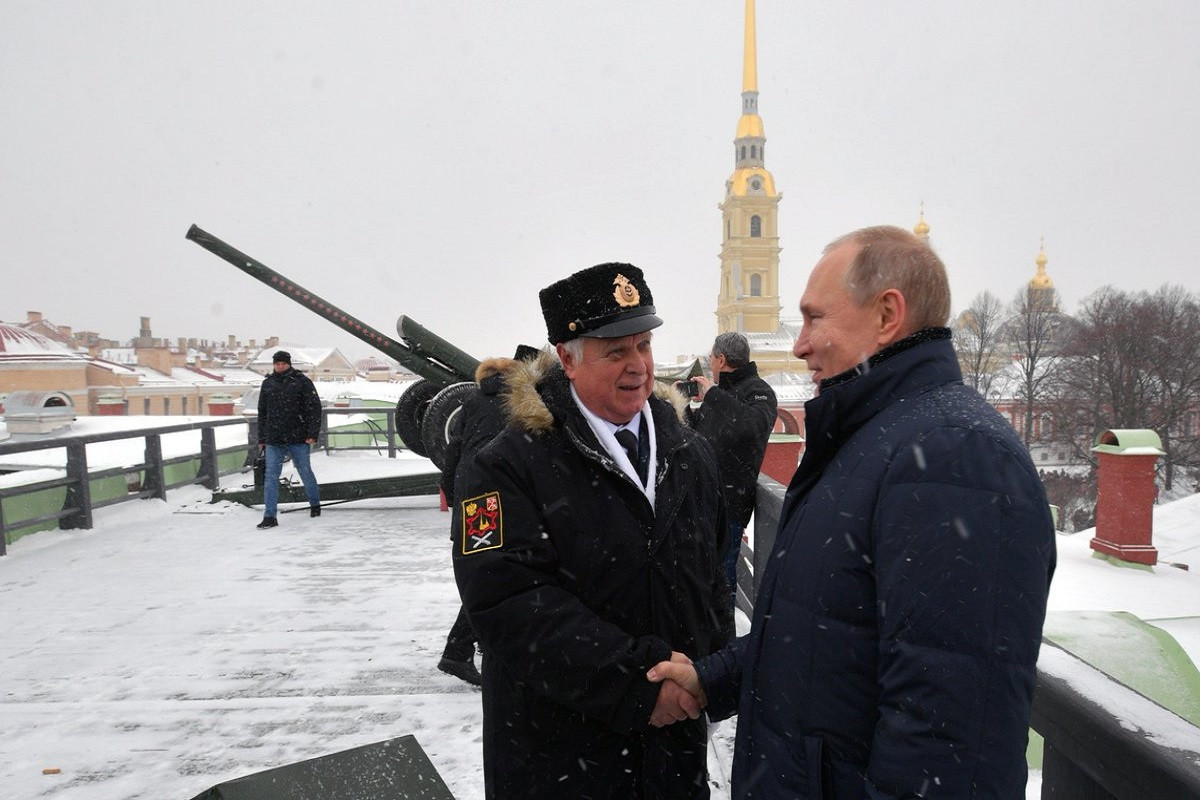Theo thông báo của Điện Kremlin, trong hôm 7/1 Tổng thống Nga Putin đã có chuyến thăm đến pháo đài Petropavlov tại thành phố St. Petersburg. Và cũng trong chuyến thăm này ông Putin đã bắn thử một trong hai khẩu lựu pháo D-30 được đặt ở đây. Nguồn ảnh: TASS.