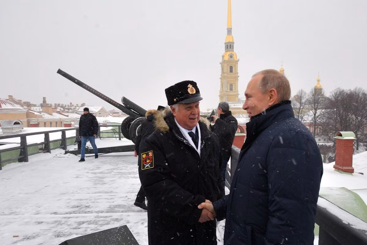 Theo thông báo của Điện Kremlin, trong hôm 7/1 Tổng thống Nga Putin đã có chuyến thăm đến pháo đài Petropavlov tại thành phố St. Petersburg. Và cũng trong chuyến thăm này ông Putin đã bắn thử một trong hai khẩu lựu pháo D-30 được đặt ở đây. Nguồn ảnh: TASS.