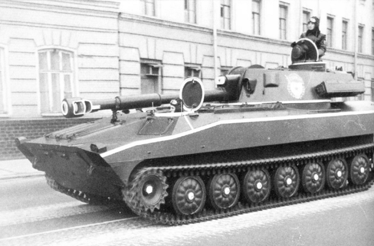 Theo các nguồn thông tin công khai, Tổng thống Nga Putin từng hoạt động trong ngành tình báo Liên Xô. Sau khi tốt nghiệp đại học, Vladimir Putin được tuyển mộ vào làm việc Ủy ban an ninh quốc gia KGB của Liên Xô, làm công tác phản gián và hoạt động chủ yếu ở nước ngoài cho đến khi Liên Xô tan rã. Do đó việc nhà lãnh đạo Nga chia sẻ từng làm lính pháo binh khiến truyền thông hết sức quan tâm. Nguồn ảnh: oruzhie.info.