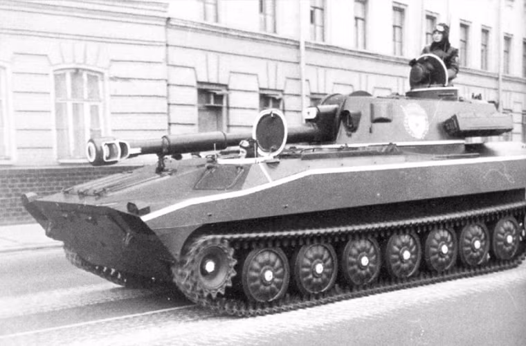 Theo các nguồn thông tin công khai, Tổng thống Nga Putin từng hoạt động trong ngành tình báo Liên Xô. Sau khi tốt nghiệp đại học, Vladimir Putin được tuyển mộ vào làm việc Ủy ban an ninh quốc gia KGB của Liên Xô, làm công tác phản gián và hoạt động chủ yếu ở nước ngoài cho đến khi Liên Xô tan rã. Do đó việc nhà lãnh đạo Nga chia sẻ từng làm lính pháo binh khiến truyền thông hết sức quan tâm. Nguồn ảnh: oruzhie.info.