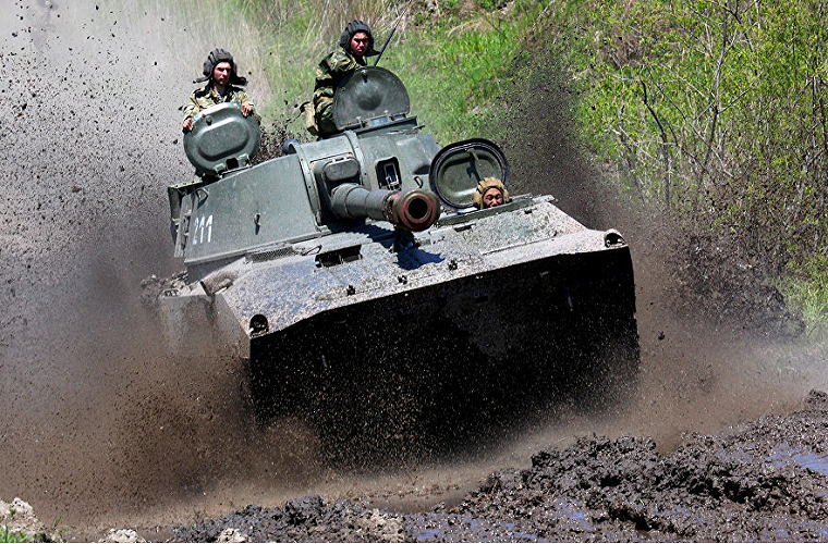 Pháo tự hành 2S1 được Liên Xô phát triển năm 1967 và chính thức đưa vào biên chế năm 1971. Đây là loại pháo được sản xuất với một số lượng rất lớn và phục vụ ở hàng chục quốc gia. 2S1 Gvosdika dùng khung thân xe thiết giáp chở quân MT-LB. Trên đó, nó lắp một pháo nòng xoắn D32 122mm kết hợp hệ thống nạp đạn phụ trợ (tốc độ bắn 4-5 viên/phút). Nguồn ảnh: Sputnik.