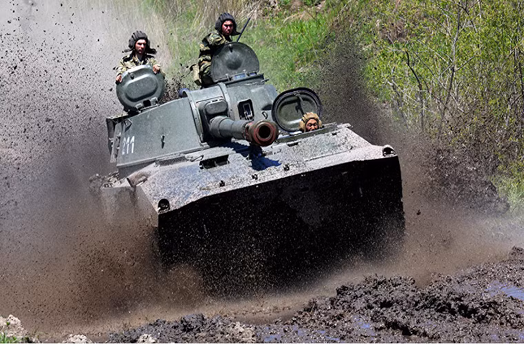 Pháo tự hành 2S1 được Liên Xô phát triển năm 1967 và chính thức đưa vào biên chế năm 1971. Đây là loại pháo được sản xuất với một số lượng rất lớn và phục vụ ở hàng chục quốc gia. 2S1 Gvosdika dùng khung thân xe thiết giáp chở quân MT-LB. Trên đó, nó lắp một pháo nòng xoắn D32 122mm kết hợp hệ thống nạp đạn phụ trợ (tốc độ bắn 4-5 viên/phút). Nguồn ảnh: Sputnik.