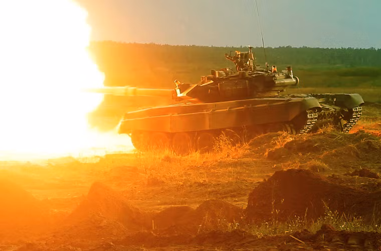 Quay lại với những chiếc T-90S/SK của Việt Nam, như đã nói ở trên khi mà hệ thống giáp hỗn hợp và giáp phản ứng nổ không thực sự đủ mạnh để bảo xe tăng thì hệ thống phòng vệ chủ động Shtora-1 được đánh là một giải pháp hiệu quả đề tăng cường khả năng sống sót của xe tăng trên chiến trường hiện đại. Nguồn ảnh: Uralvagonzavod.