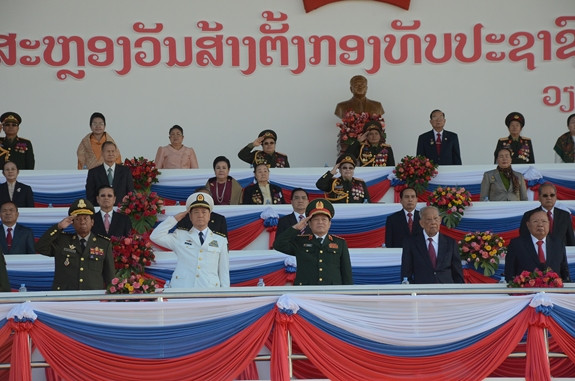 Dai tuong Ngo Xuan Lich du Le ky niem 70 nam Ngay thanh lap QDND Lao