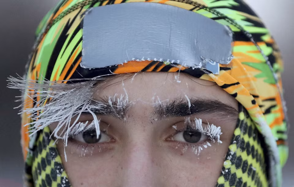 Hơi nước đóng băng đọng trên khuôn mặt Daniel Dylla, sinh viên đại học ở Minnesota. Nhiệt độ -32 độ C có thể làm da bị đông cứng trong vòng 15 phút, theo Cơ quan Thời tiết Quốc gia Mỹ. Ít nhất 4 người đã chết trong đợt lạnh, bao gồm tai nạn khi xúc tuyết và chết cóng. Những cơn gió lạnh rát da mặt và nhiệt độ thấp kỷ lục nằm trong dự báo thời tiết sẽ đe dọa tính mạng của các nhóm dễ bị tổn thương như người vô gia cư, theo các quan chức địa phương. Ảnh: AP.