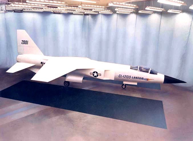 Về mặt lý thuyết, CL-1200 có khả năng cơ động và dễ điều khiển hơn F-104 và có giá khoảng 2 triệu USD mỗi bản, rẻ hơn F-4E thời bấy giờ. Nhưng nó vẫn thua trong cuộc đua với F-5. Chỉ có 1 nguyên mẫu được thực hiện (Ảnh Lockheed Martin)