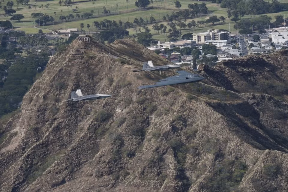 3 máy bay ném bom chiến lược tàng hình B-2 Spirit cùng 200 phi công và nhân viên kỹ thuật mặt đất đã được điều động từ căn cứ không quân Whiteman, Missouri đến căn cứ liên hợp Pearl Harbor-Hickam, Hawaii vào ngày 10/1. Các máy bay này sẽ hỗ trợ cho nhiệm vụ của lực lượng đặc nhiệm ném bom, Bộ chỉ huy Chiến lược Mỹ.