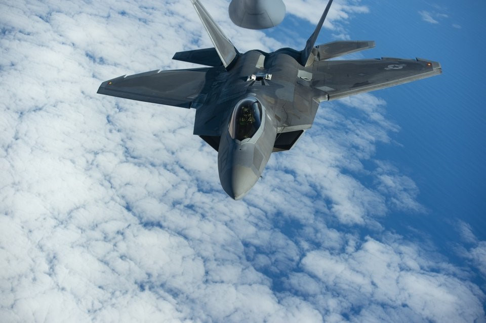 F-22 Raptor là một tiêm kích tàng hình được thiết kế cho nhiệm vụ chiếm ưu thế trên không. F-22 được đưa vào hoạt động từ năm 2005. Nó là máy bay chiến đấu thế hệ 5 đầu tiên trên thế giới. Ở thời điểm đó, Không quân Mỹ tuyên bố Raptor là chiến đấu cơ không có đối thủ.