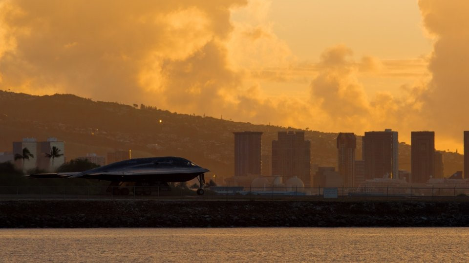 B-2 chuẩn bị cất cánh từ căn cứ Pearl Harbor-Hickam, Hawaii. Máy bay ném bom chiến lược tàng hình B-2 được công bố lần đầu vào năm 1988, vài năm trước khi Chiến tranh Lạnh kết thúc. Nó được thiết kế để xâm nhập mạng lưới phòng không Liên Xô trong trường hợp xảy ra chiến tranh.