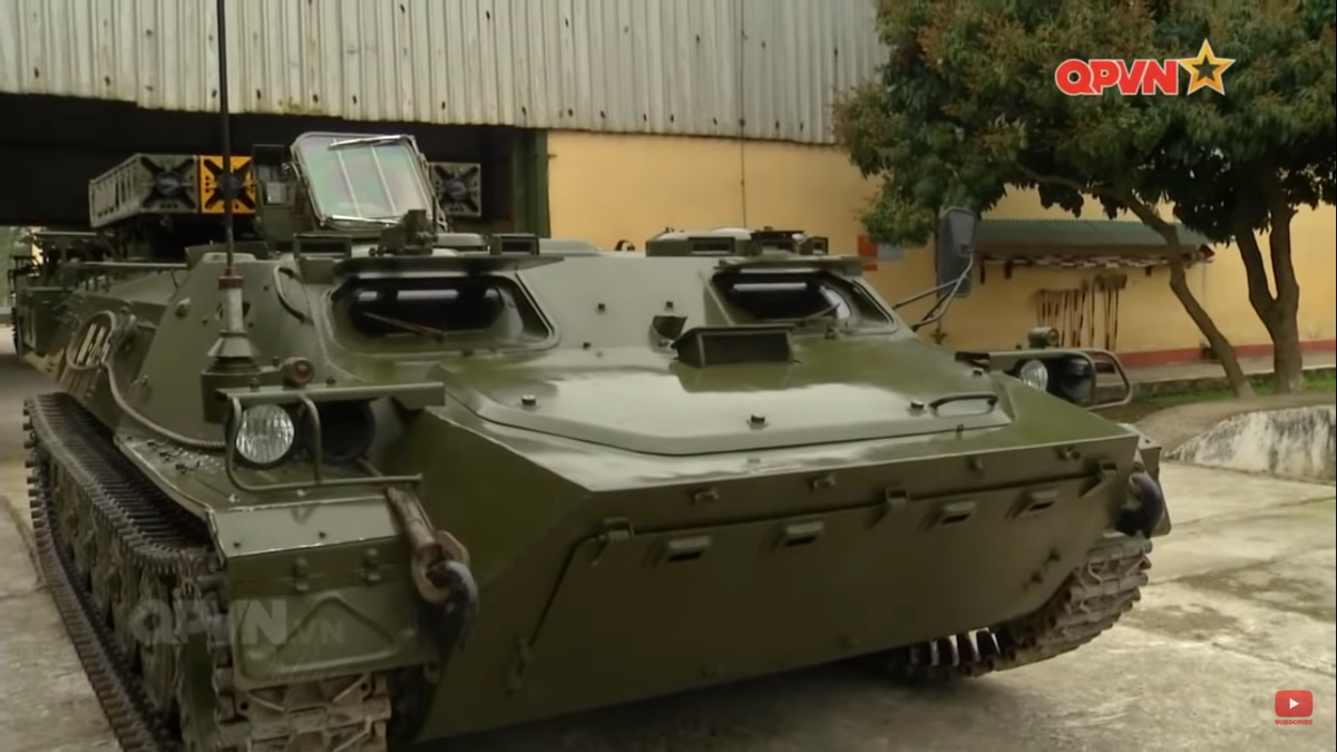 Nếu ZSU-23-4 Shilka có tầm bắn từ vài trăm đến hơn 2.000m, thì ở tổ hợp tên lửa phòng không tầm thấp 9K35 Strela-10 phạm vi tác chiến được nâng lên gấp đôi. Liên Xô bắt đầu viện trợ cho Việt Nam từ năm 1989. Chính vì thế nó được định danh là tên lửa tầm thấp A-89 trong biên Quân chủng Phòng không – Không quân của ta. Nguồn ảnh: QPVN.