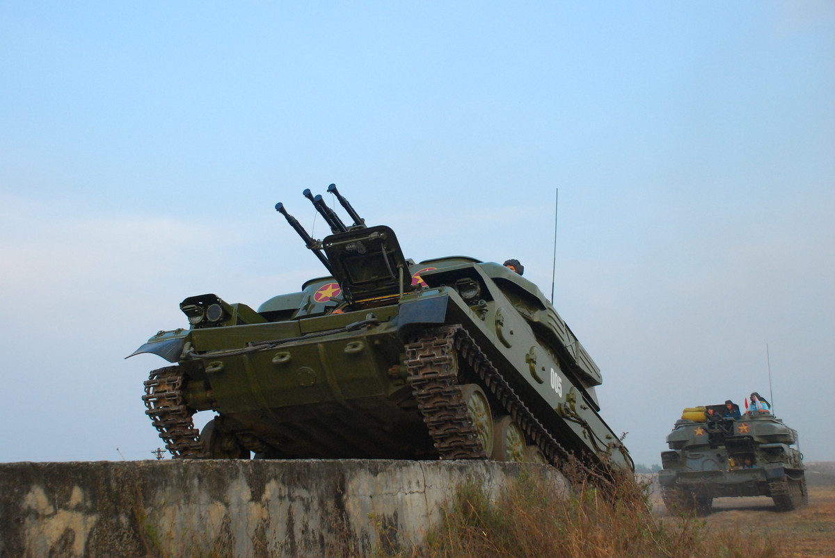 Để diệt các "vỏ thép di động" hạng nhẹ, Shilka sử dụng đạn BZT xuyên được 15 mm giáp thép đồng nhất với góc chạm 30 độ từ cự ly 100 m, hoặc lên tới 25 mm nếu bắn từ xa 400 m ở góc 0 độ. Kíp chiến đấu của Shilka gồm 4 binh sĩ: lái xe, trưởng xe, xạ thủ và trắc thủ radar. Nguồn ảnh: Báo Quân khu 7.