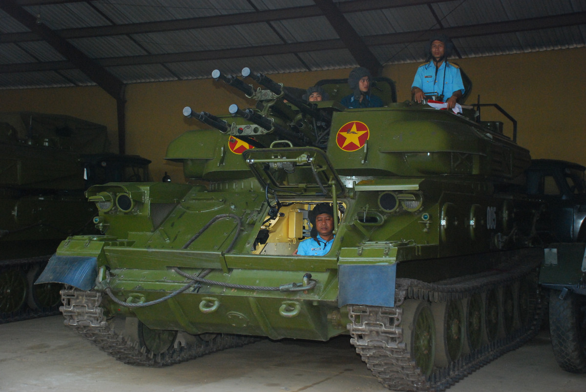 Dù ra đời đã được gần 60 năm, tổ hợp pháo phòng không tự hành ZSU-23-4 Shilka là một trong những hệ thống vũ khí không tự hành uy lực nhất thế giới hiện nay. Nó được thiết kế để tiêu diệt mọi loại mục tiêu bay tầm thấp như máy bay chiến đầu, trực thăng trong mọi điều kiện thời tiết, bất kể ngày hay đêm. Nguồn ảnh: Báo Quân khu 7.