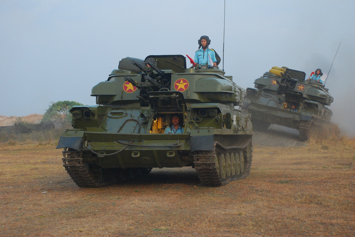 Vũ khí chính của Shilka là bốn pháo tự động bắn nhanh 2A7 cỡ nòng 23mm kèm cơ cấu giảm giật thủy lực, đặt trên tháp pháo bọc thép dày 9,2mm, có khả năng xoay 360 độ. 5 Radar RPK- 2 "Tobol" là trái tim của tổ hợp với chức năng cảnh giới nhìn vòng, có cự ly trinh sát tới 20km kiêm đài điều khiển hỏa lực diệt mục tiêu. Nguồn ảnh: Báo Quân khu 7.