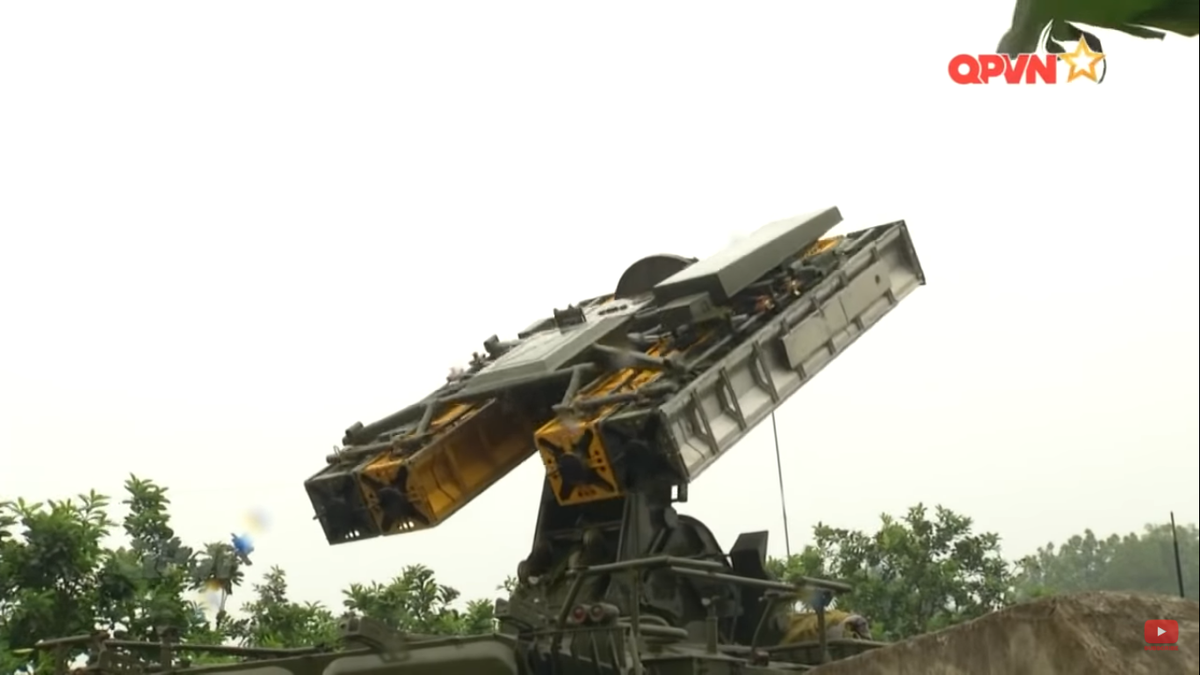 Tổ hợp có khả năng diệt mọi loại mục tiêu bay thấp và có diện tích phản xạ radar nhỏ ở tốc độ bay hướng vào tới 517m/s (khi bắn đón) và tốc độ bay hướng ra 415m/s (khi bắn đuổi) như máy bay chiến đấu, trực thăng, tên lửa hành trình, máy bay không người lái... Nguồn ảnh: QPVN.