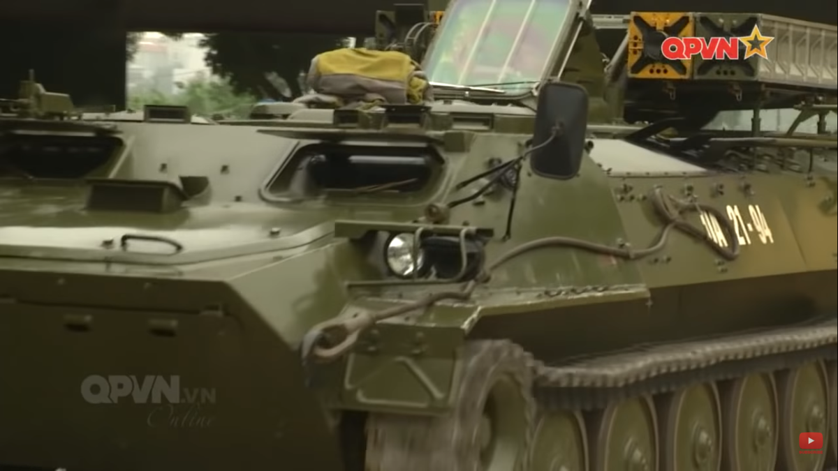 Về thiết kế Tổ hợp Strela-10 gồm khối bệ giá phóng tên lửa, khí tài radar và các thiết bị quang học được đặt trên khung gầm xe bọc thép đa năng MT-LB, có khả năng cơ động cao trên nhiều loại địa hình. Dự trữ hành trình theo nhiên liệu của tổ hợp là 500km trên đường nhựa. Nguồn ảnh: QPVN.