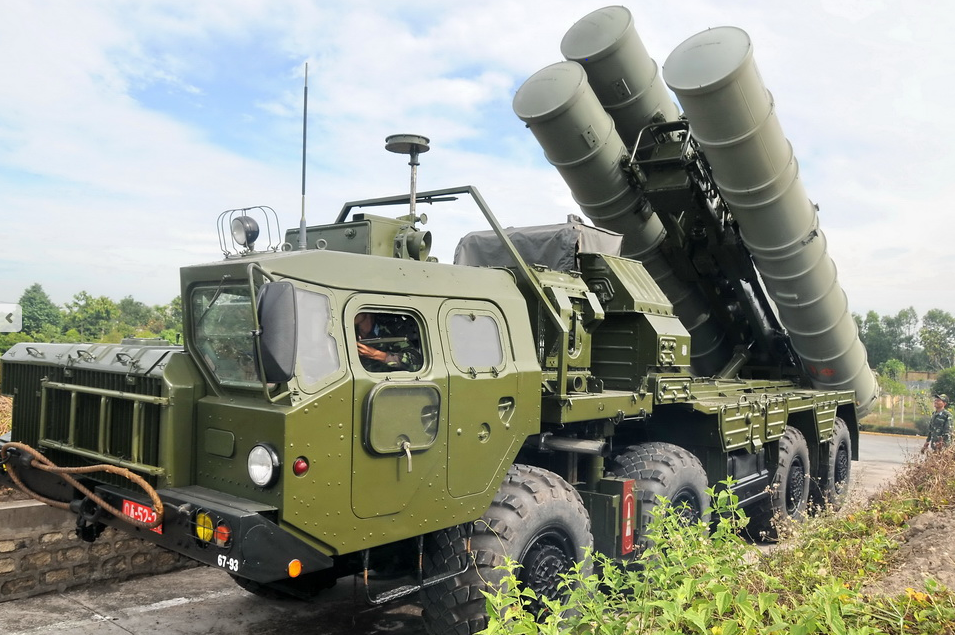 Giống như các tổ hợp tên lửa phòng không tiên tiến nhất thế giới hiện nay, tổ hợp tên lửa S-300PMU1 của Việt Nam vẫn cần tới sự bảo vệ của tổ hợp phòng không tầm thấp để chúng thể rảnh tay đối phó với những mục tiêu tầm cao, đồng thời tạo nên hệ thống phòng không đa tầng để tổ quốc không bị bất ngờ trước mọi mối đe dọa từ trên không. Còn hai “hộ vệ” đặc biệt của S-300 Việt Nam không ai khác ngoài Strela-10 và ZSU-23-4. Nguồn ảnh: Báo Quân khu 7.