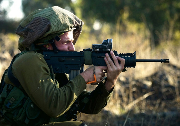 Kết cấu súng kiểu bullup tức là băng đạn nằm sau cò súng nên chiều dài ngắn hơn súng tiểu liên thông thường. Ảnh: Military-Today.