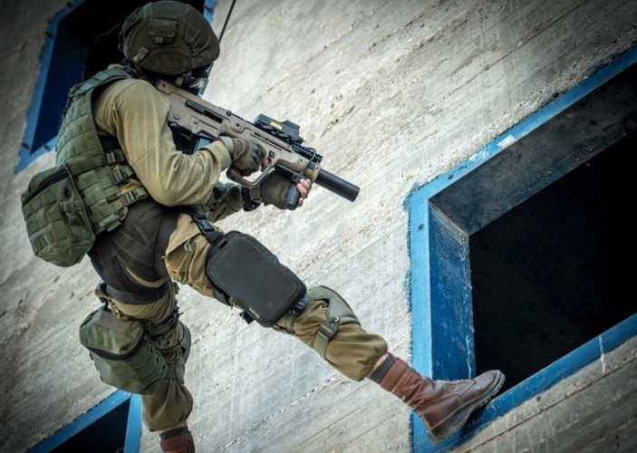 Điểm nổi bật khác của X-95 là thước ngắm có thể tháo rời một cách dễ dàng để thay vào đó bằng các kính ngắm chuyên dụng. Ảnh: Military-Today.