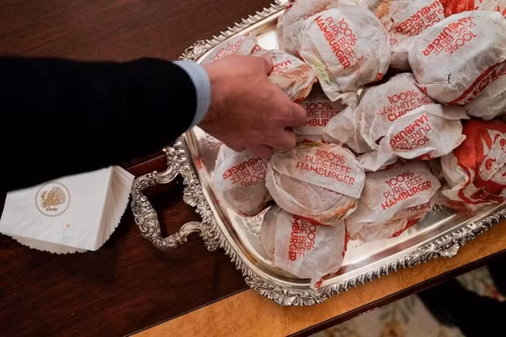 Khi được hỏi rằng món ăn Mỹ mà ông yêu thích nhất là gì, Tổng thống Trump cho biết: “Tôi thích tất cả. Nếu đó là đồ Mỹ, thì tôi sẽ thích”.