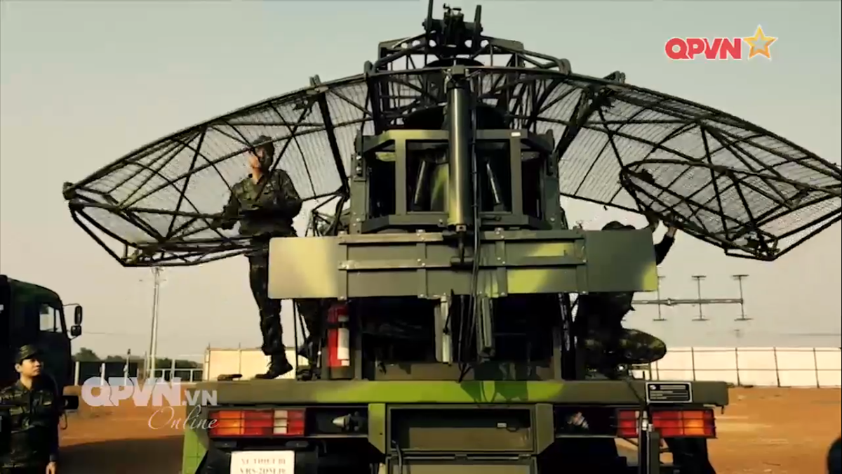 Trong khi đó chi phí tự nghiên cứu, chế tạo loại đài radar cảnh giới 2D sóng dm do Tập đoàn Viettel đang thực hiện lại có các tính năng tham số kỹ chiến thuật tương đương P-19 của Liên Xô trước đây, với việc tái sử dụng lại ăng ten cũ của P-19, P-15 thì kinh tế hơn rất nhiều. Nguồn ảnh: QPVN.