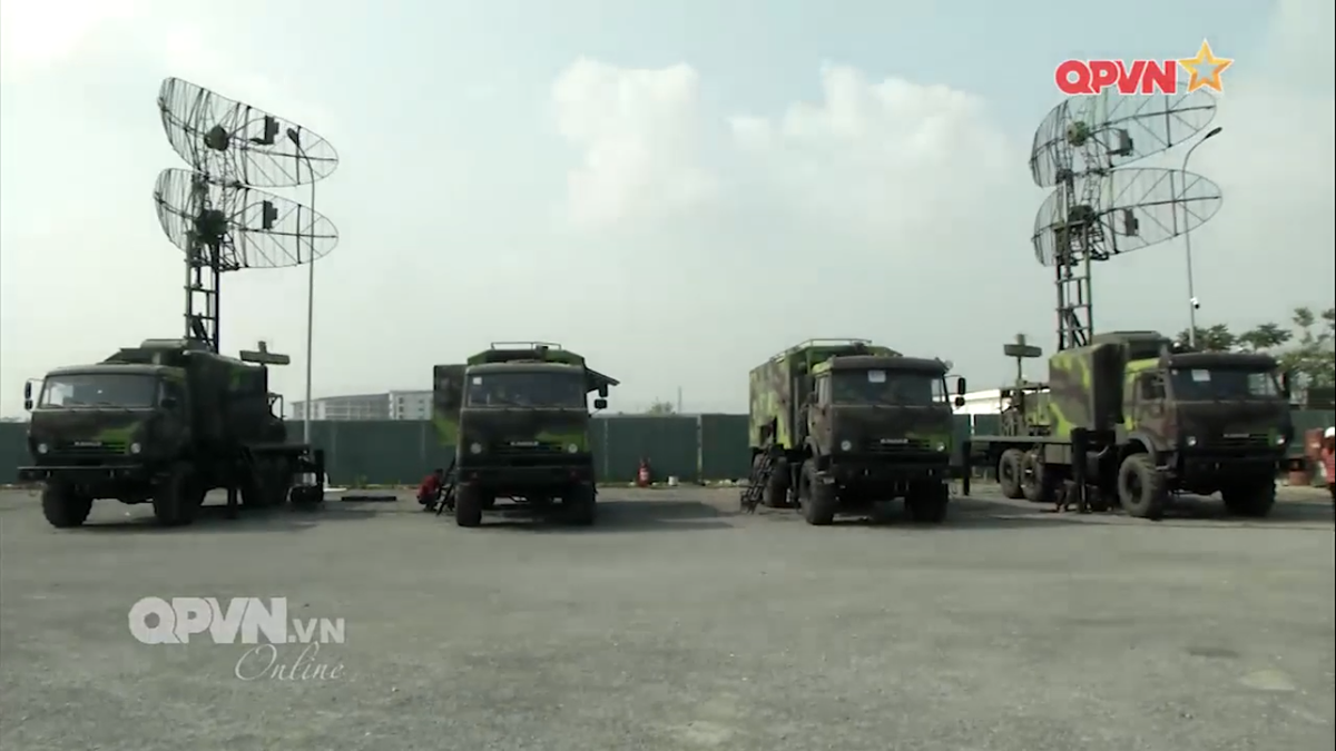 Theo đó đài radar VRS-2DM là một trong nhiều sản phẩm quốc phòng được nghiên cứu, thiết kế và sản xuất bởi Tập đoàn Công nghiệp – Viễn thông Quân đội Viettel, là hệ thống đài radar bắt thấp sóng Decimet (dm) cũng là loại radar chủ lực sử dụng làm nhiệm vụ cảnh giới bắt các mục tiêu bay thấp và rất thấp. Nguồn ảnh: QPVN.