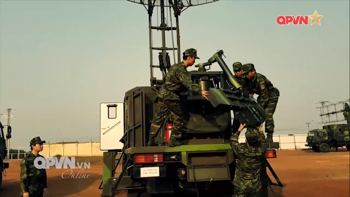 Về thành phần chiến đấu, đài radar cảnh giới VRS-2DM gồm một xe ăng ten thiết bị và một xe cho kíp đài làm việc. Hai thành phần chiến đấu này có thể triển khai cách nhau hơn 500m nên có tính an toàn cao hơn. Nguồn ảnh: QPVN.