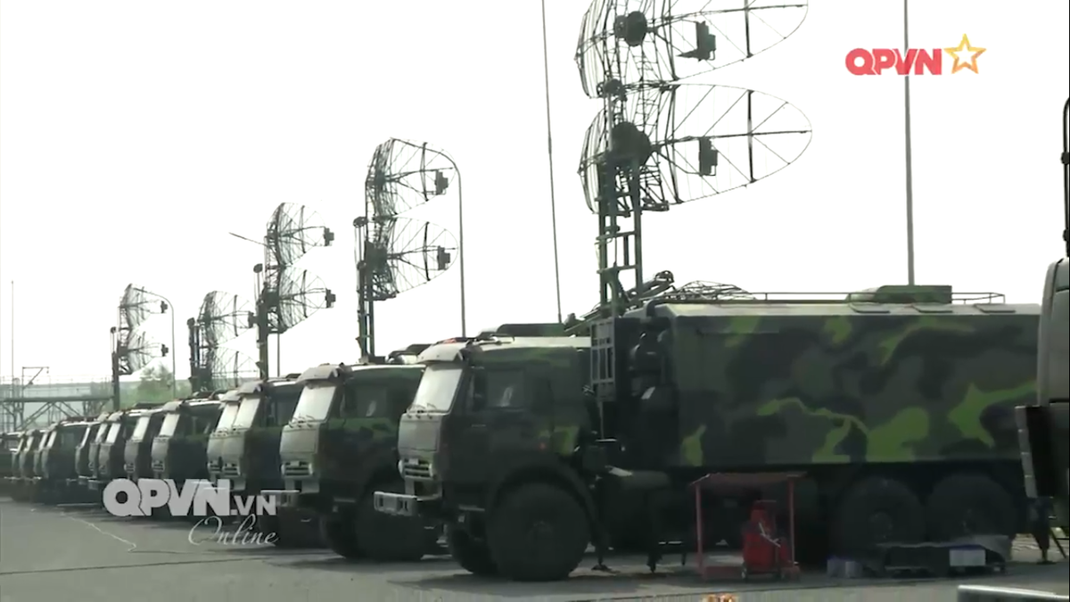 Đài radar VRS-2DM có khả năng phát hiện các mục tiêu xa hàng trăm km, đặc biệt toàn bộ tổ hợp được thiết kế để triển khai và thu hồi bán tự động bằng điều khiển điện hoặc thủy lực, giúp giảm thời gian thu hồi đài xuống còn bằng ¼ so với các thế hệ đài cũ. Nguồn ảnh: QPVN.